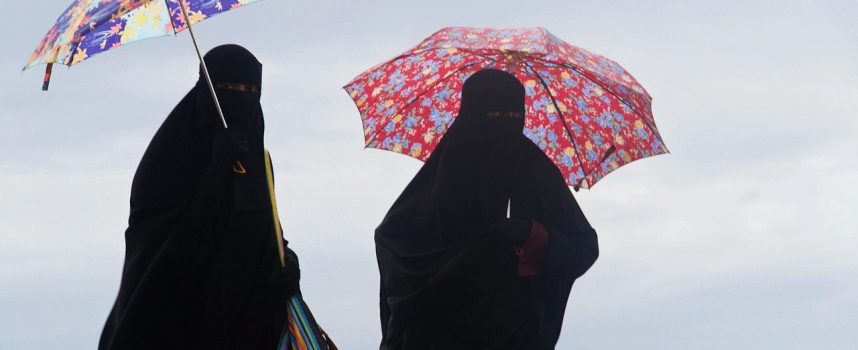 Iranske transvestitter raser over burkaforbud
