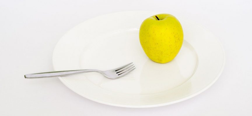 Chokerende nyt kostråd: Spis mindre og tab dig