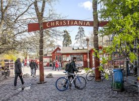 Christiania rydder sig selv i protest mod normalisering