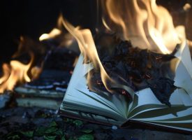 Afbrænding af Søren Ryge-bog fører til blodig opstand på plejehjem