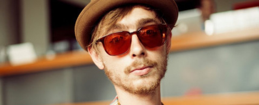Forsvundet hipster fundet bag ekstremt store briller