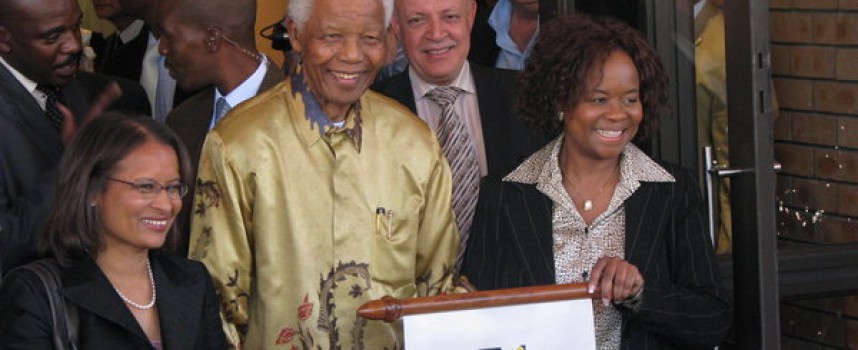 Mandela afskaffer efterlivs-apartheid