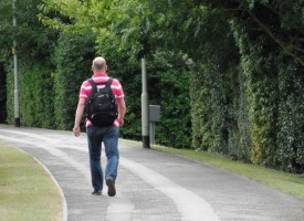 Midaldrende mand undgår sexistiske tilråb på 20 timers gåtur i Ikast