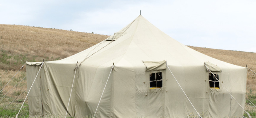 Venstre internerer flygtede partimedlemmer i teltlejr