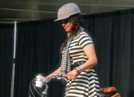 Kvinde i hatteformet cykelhjelm narrer ingen