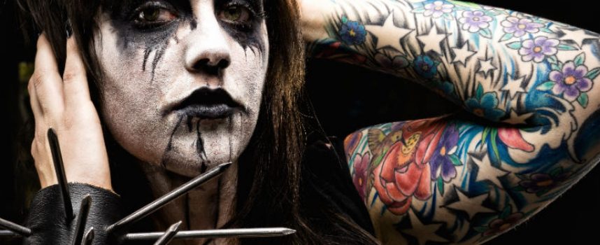 Norske black metal-fans hjælper Folkekirken af med personfølsomme oplysninger på kirkegårde