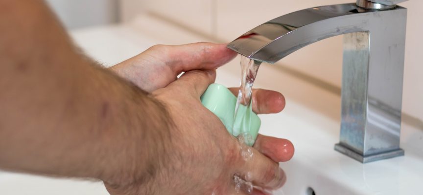 Frygt for coronavirus får mand til at vaske hænder efter toiletbesøg