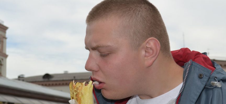 Breaking: Mand spiser rullekebab uden at svine