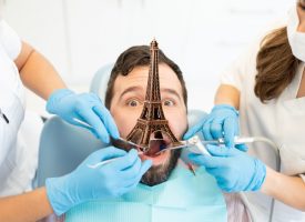 Mand finder Eiffeltårnet i sin mund under rodbehandling