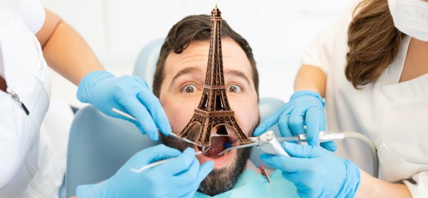 Mand finder Eiffeltårnet i sin mund under rodbehandling