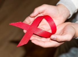 HIV er en ufarlig virus: Man dør med, ikke af AIDS