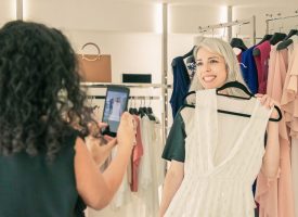 Kvinde glæder sig til igen at prøve tøj i butikker og købe det billigere på nettet