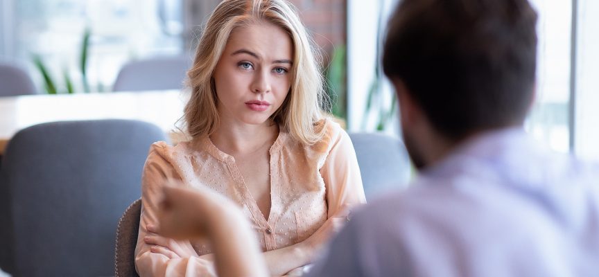 Kvinde indrømmer: Deltager kun i samtaler for, at andre skal høre på mig