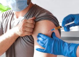Sundhedsstyrelsen hyrer eksnarkomaner til at give corona-vaccine